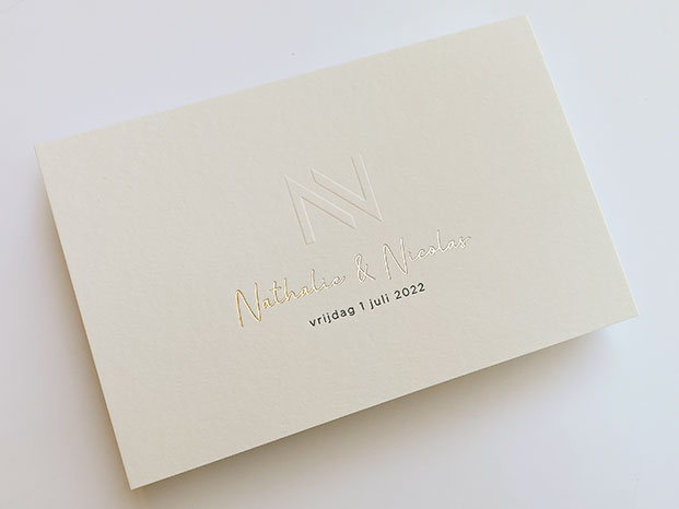 blinddruk goudfolie letterpress minimalistisch huwelijkslogo huwelijksuitnodingen gent