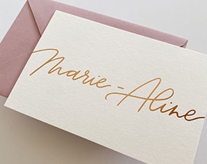 Geboortekaartje met originele handlettering in roséfolie roze oost vlaanderen gent