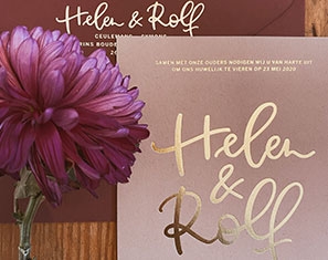 Bordeaux handlettered huwelijksuitnodigingen met goudfolie