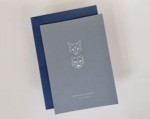 huwelijksuitnodiging Geometrische Illustraties in witte folie op blauw gerecycleerd papier oost vlaanderen gent